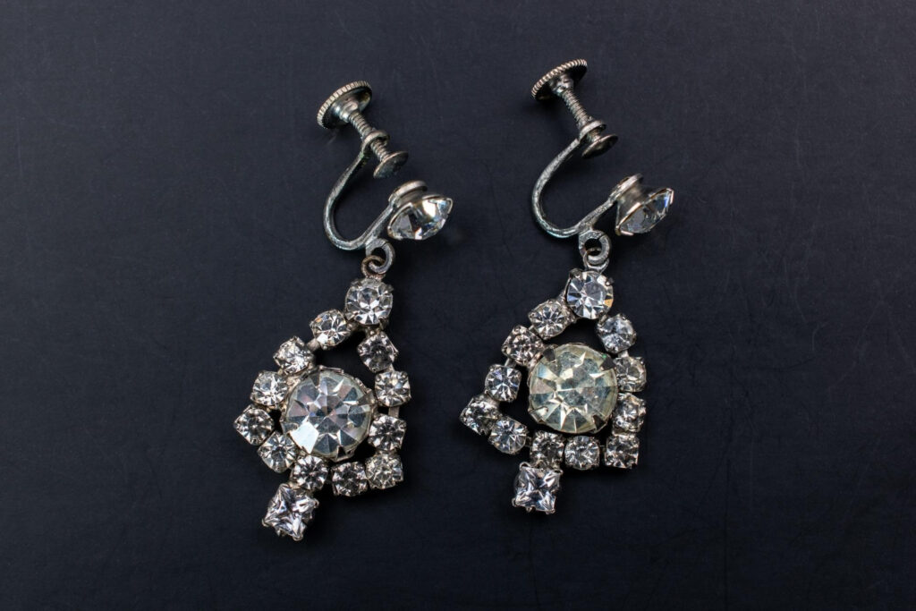 Auskarai su deimantais krikštynoms ir komunijai ir kaip juos išsirinkti