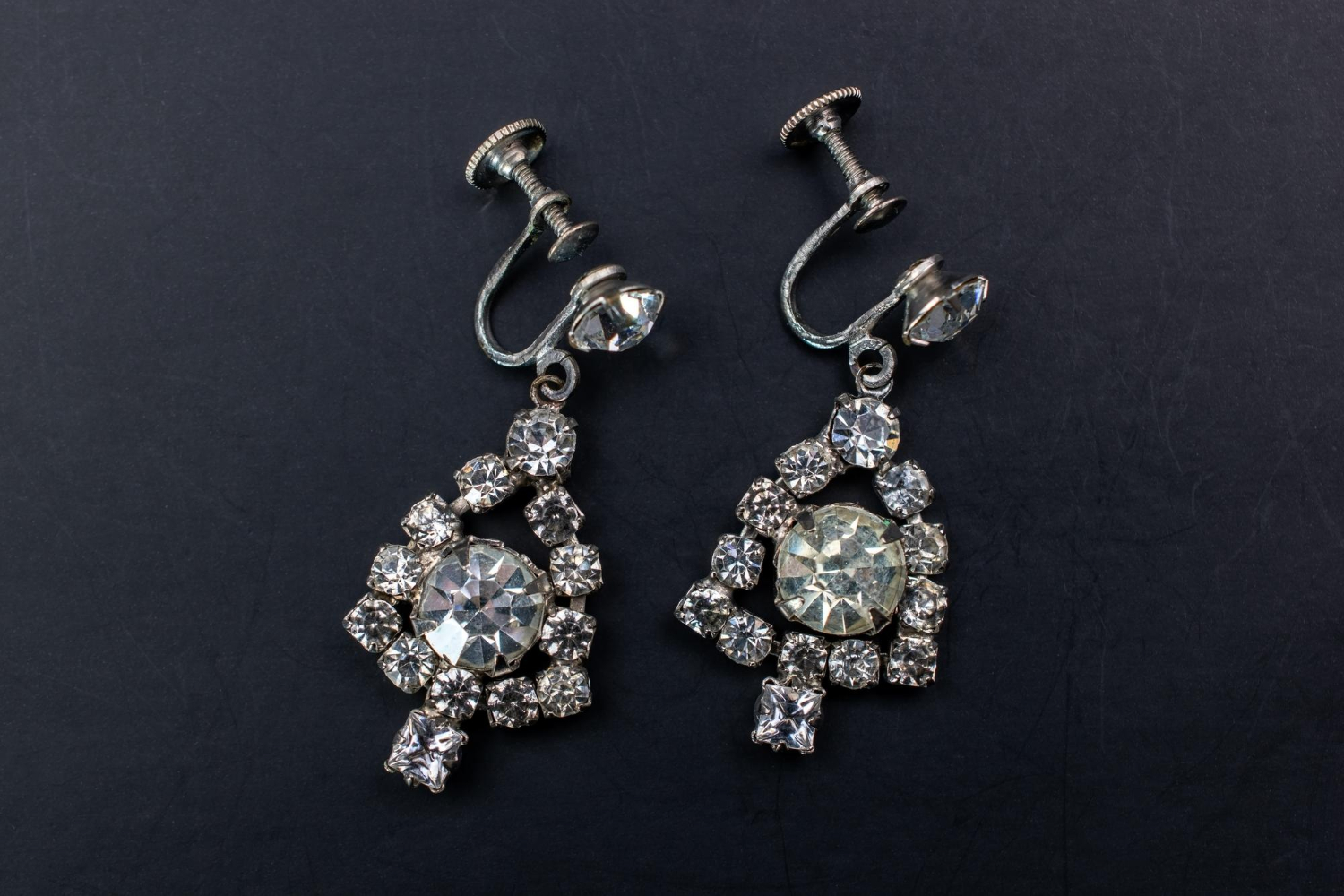 Auskarai su deimantais krikštynoms ir komunijai ir kaip juos išsirinkti