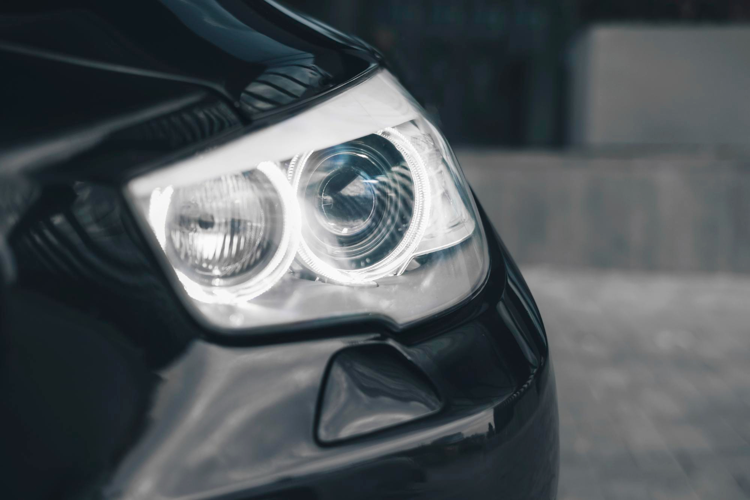 Matiniai žibintai ir techninė apžiūra: kodėl tai taip dažnai užkliūna Lietuvoje