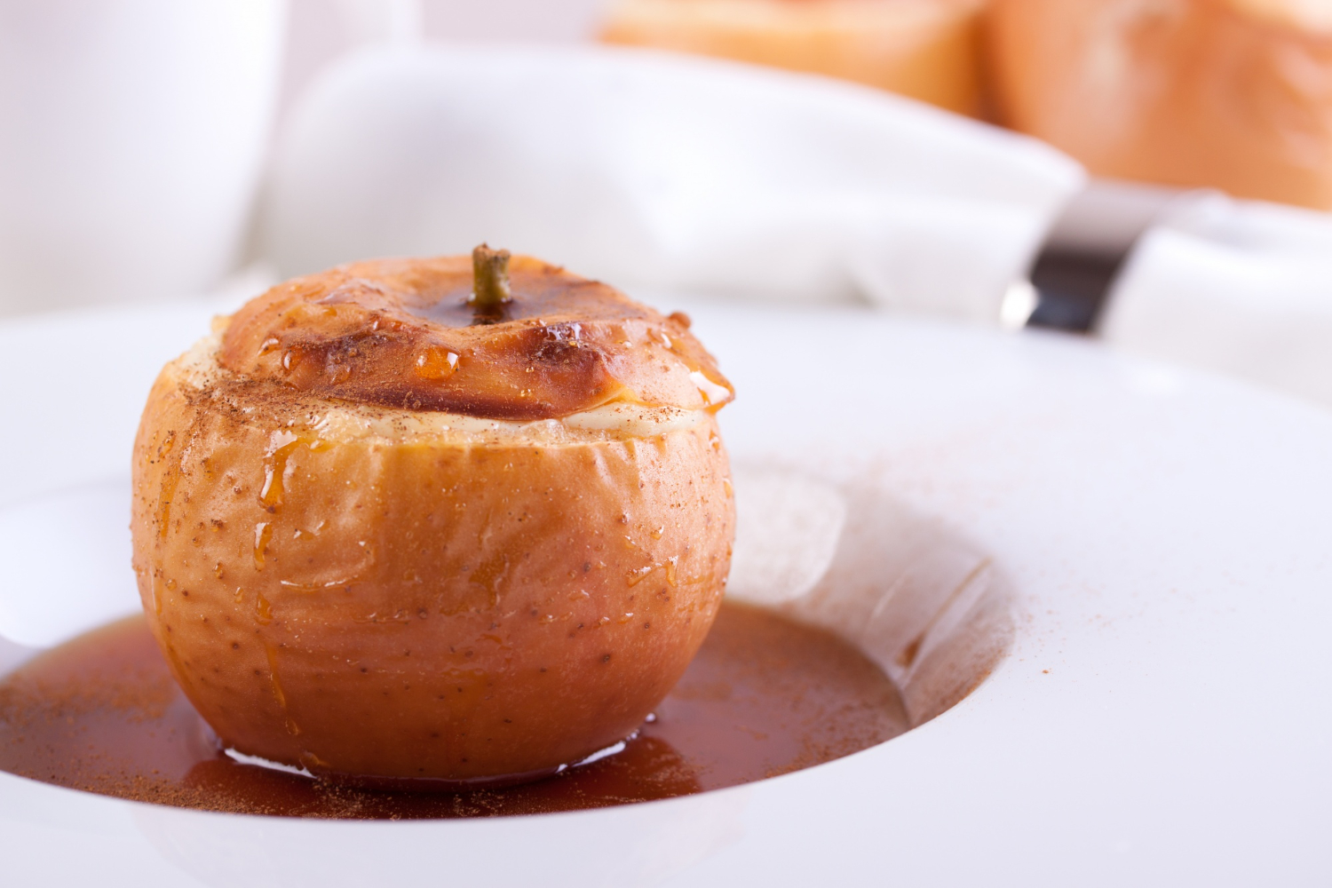 Kiek laiko kepti obuolius orkaitėje ir mikrobangėje, kad pavyktų tobulai