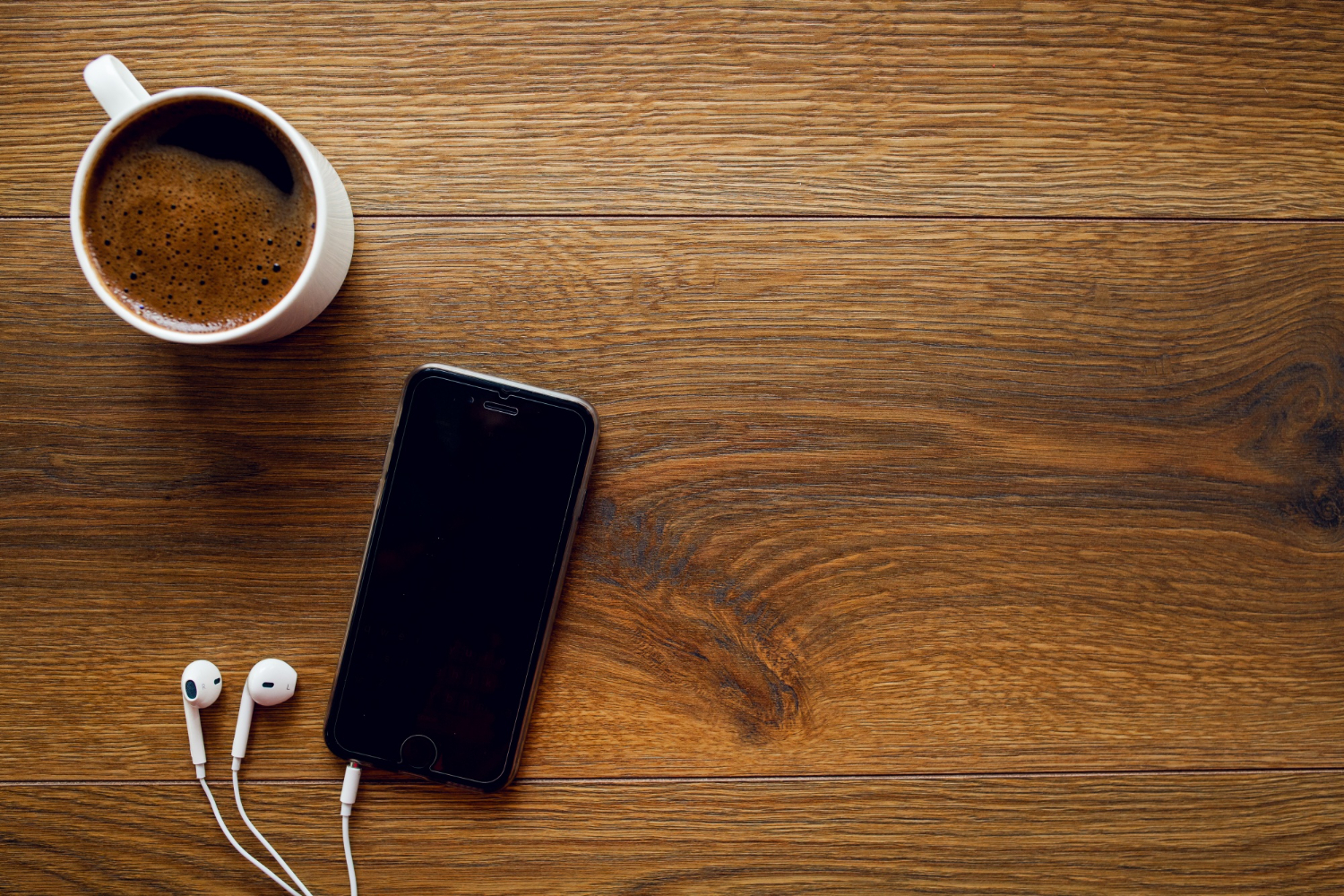 Kur pagal etiketą dėti telefoną, kad neatrodytum nemandagiai