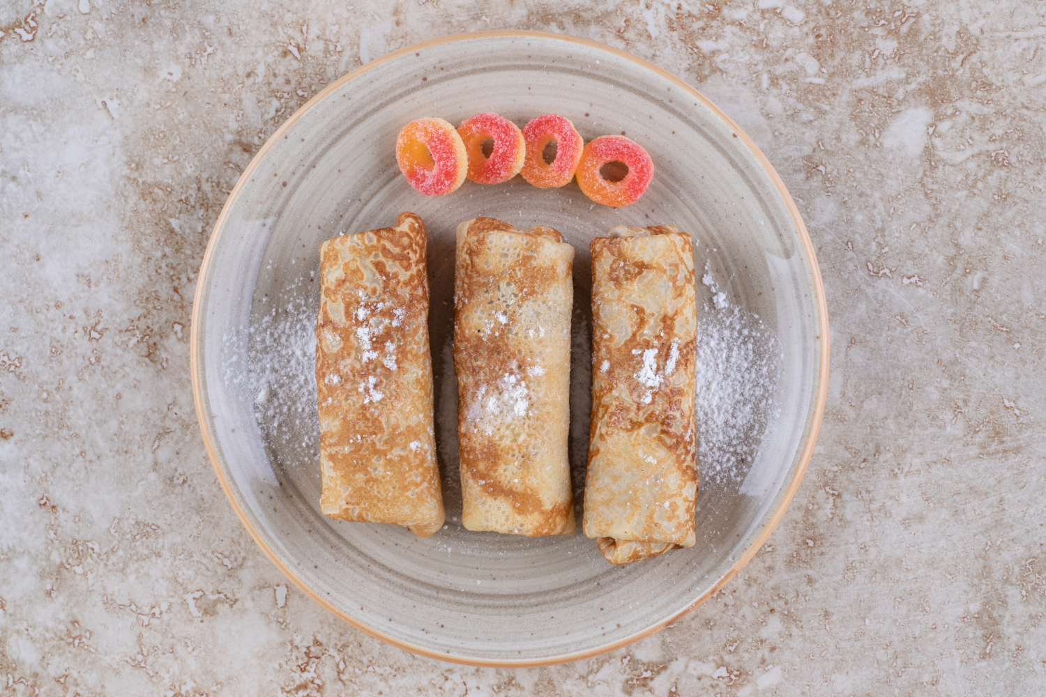 Blynų vyniotinis keptuvėje: desertas greitai ir be orkaitės