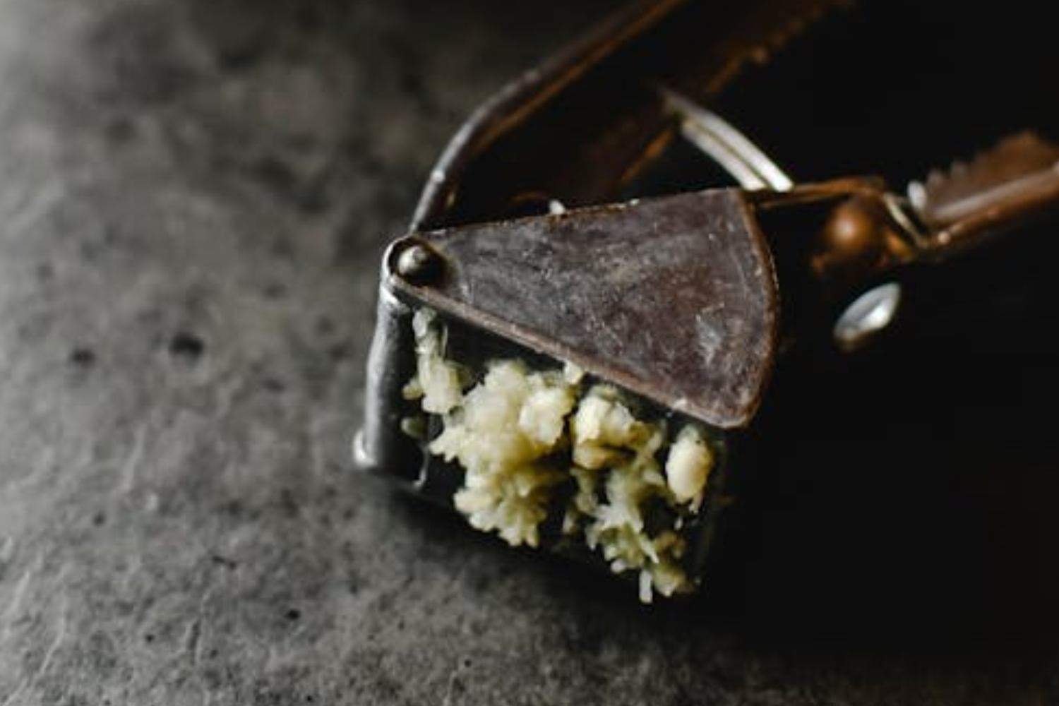 Česnako spaustuvo funkcijos, apie kurias daugelis sužino per vėlai