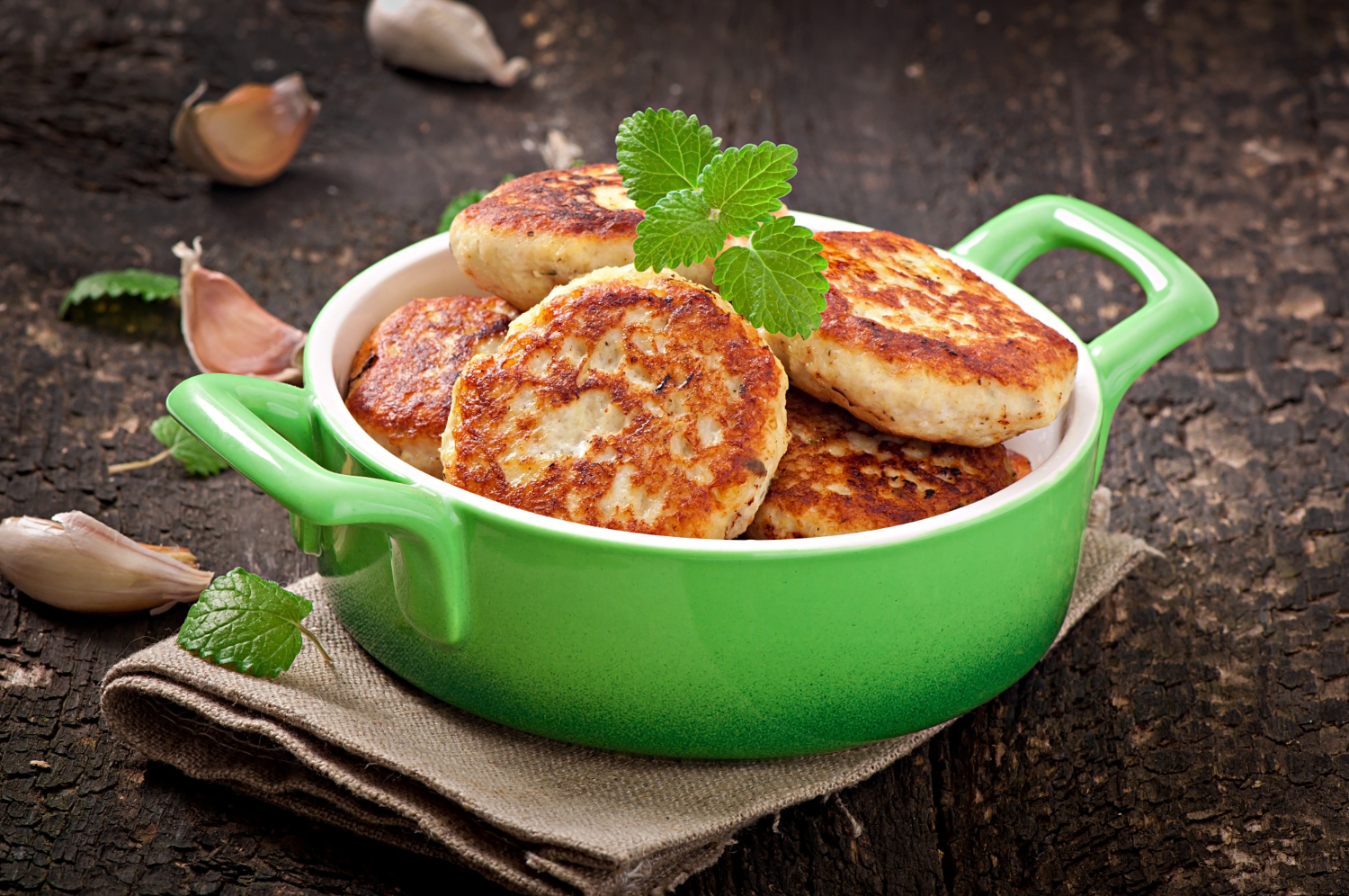 Kaip iškepti sultingus kotletus namuose: keli paprasti profesionalų triukai