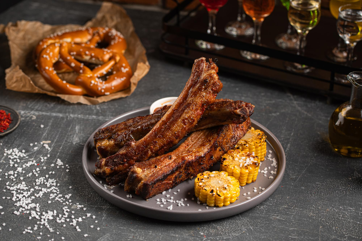 Kepti šonkauliai su medumi ir sojos padažu – saldžiai sūrus hitas