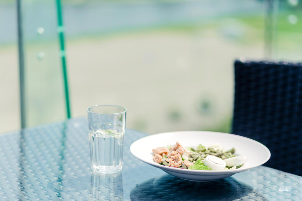 Kodėl patariama gerti vandenį 20 minučių prieš valgį ir kada tai tikrai padeda