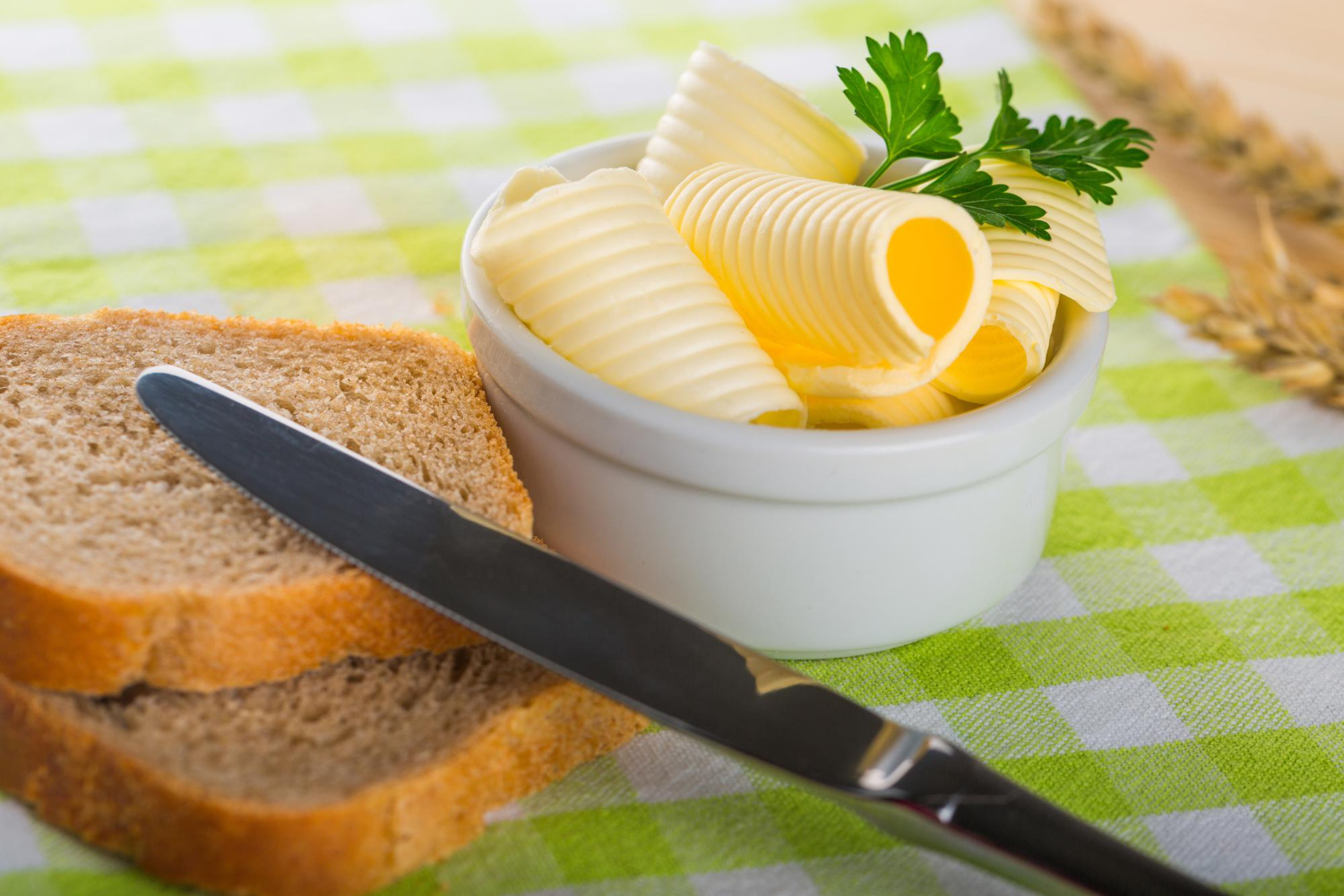 Kuris sviestas sveikesnis kasdienai: 82,5 % ar 72,5 % riebumo?