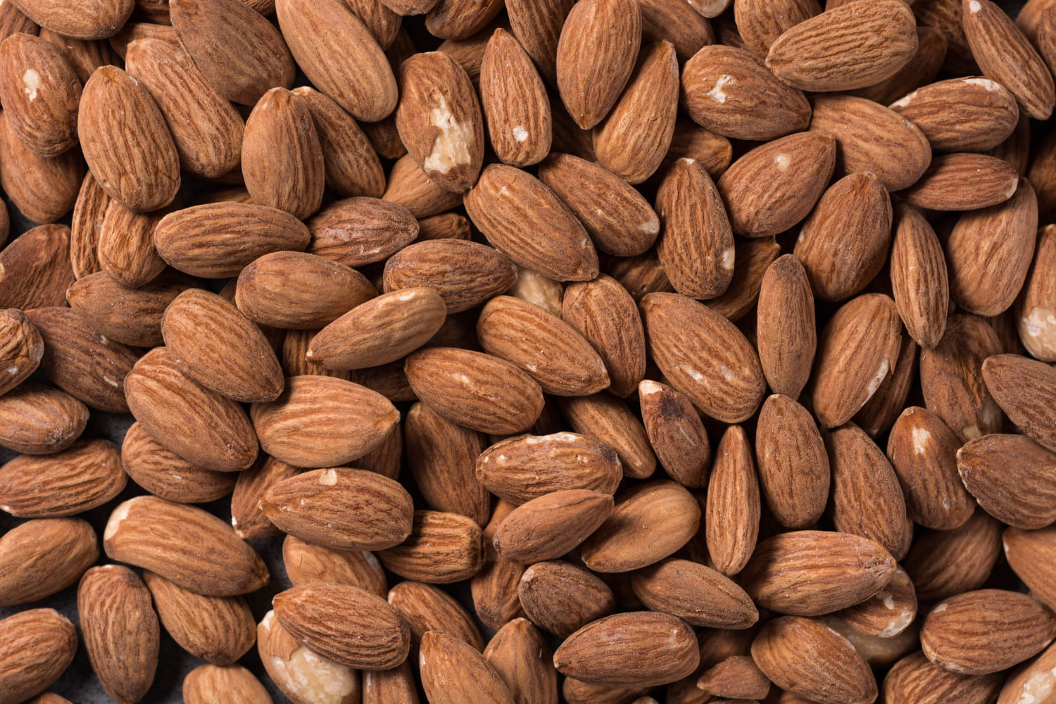 Migdolų nauda: 8 dalykai, kuriuos verta žinoti prieš perkant kilogramais
