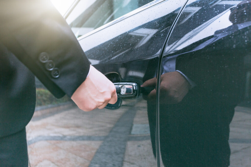 Kaip atrakinti automobilį, kai nusėdo akumuliatorius