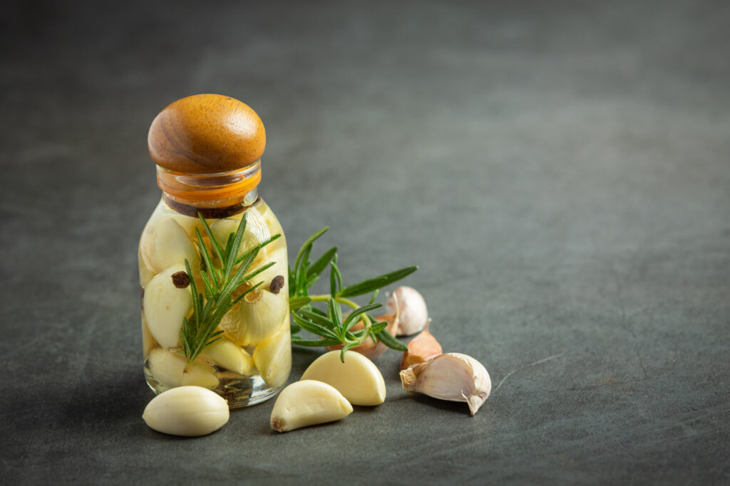 Česnakų tinktūra – liaudiškas receptas bendrai sveikatai: ką verta žinoti prieš vartojant