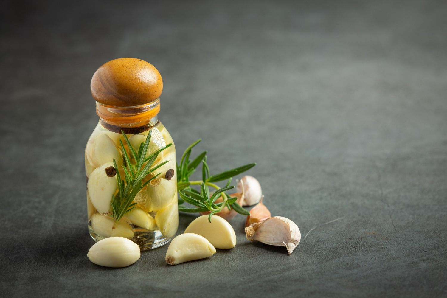 Česnakų tinktūra – liaudiškas receptas bendrai sveikatai: ką verta žinoti prieš vartojant