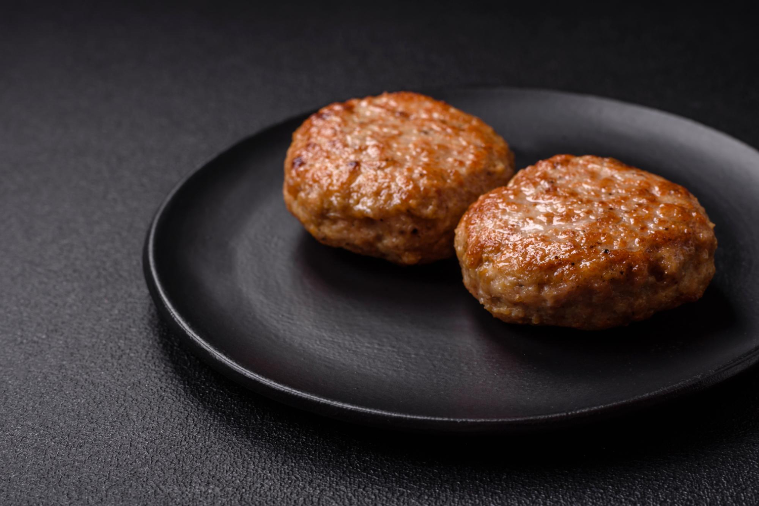 Kotletai orkaitėje: 4 gudrybės, kad būtų sultingi ir su plutele