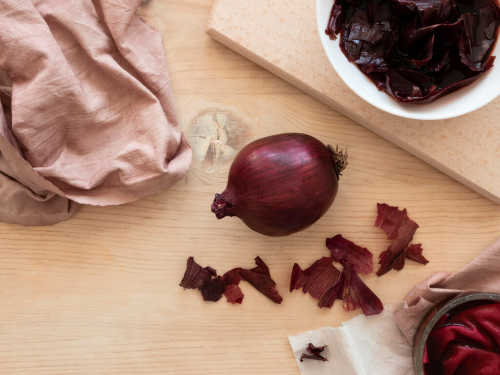 Svogūnų lukštai – netikėta nauda sveikatai, grožiui ir sodui