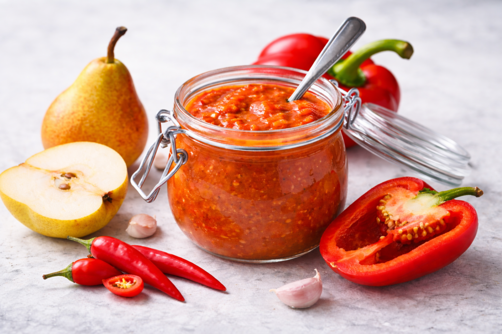 Naminis čili padažas su paprikomis ir kriaušėmis: saldžiai aštrus akcentas prie daugelio patiekalų