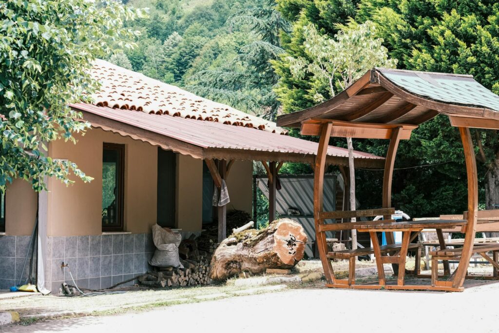 Kokią stogo dangą naudoti statant pavėsinę prie savo namo?