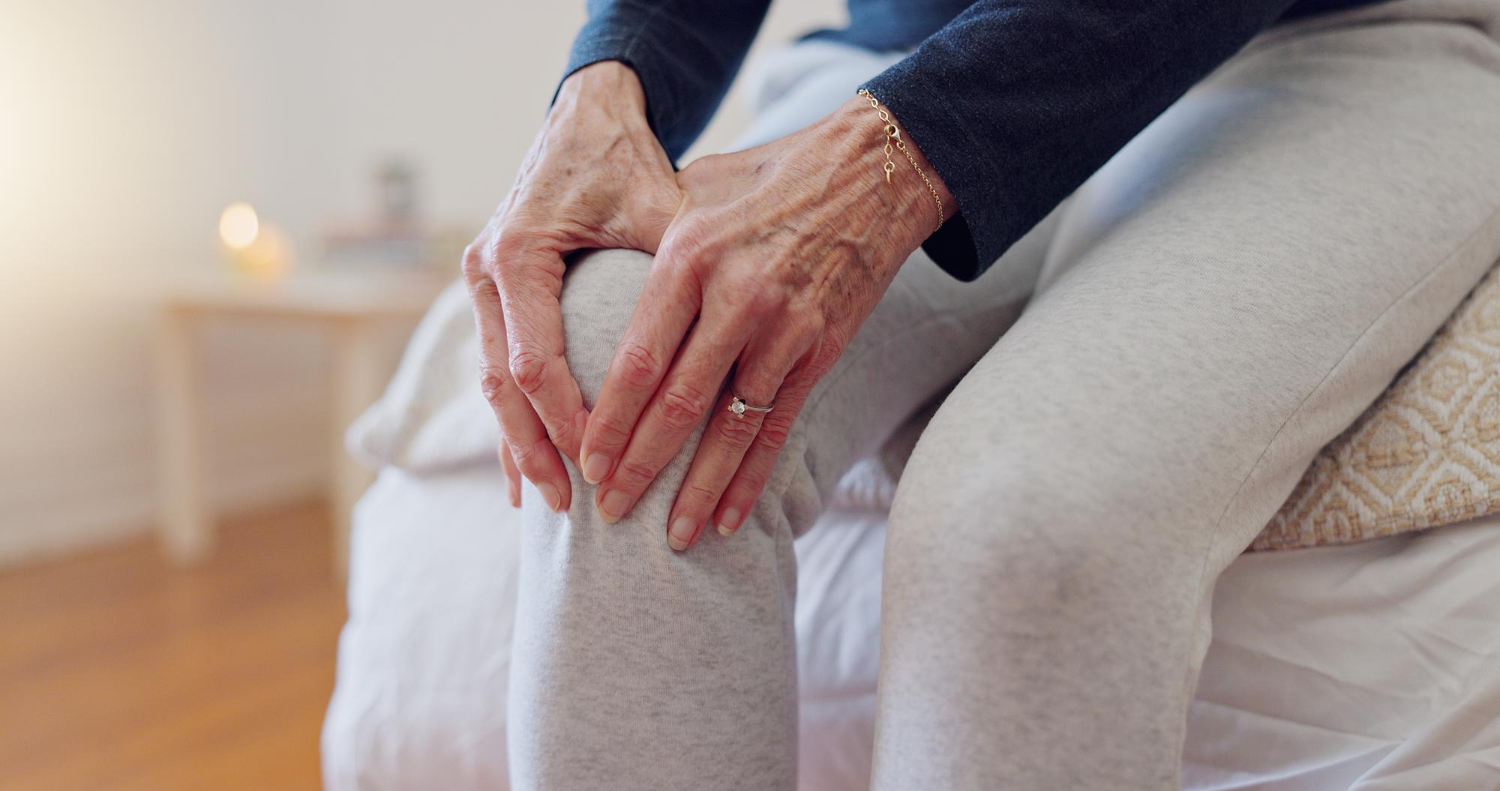 Kodėl prieš lietų ir šaltį ima skaudėti sąnarius – ką sako gydytojai