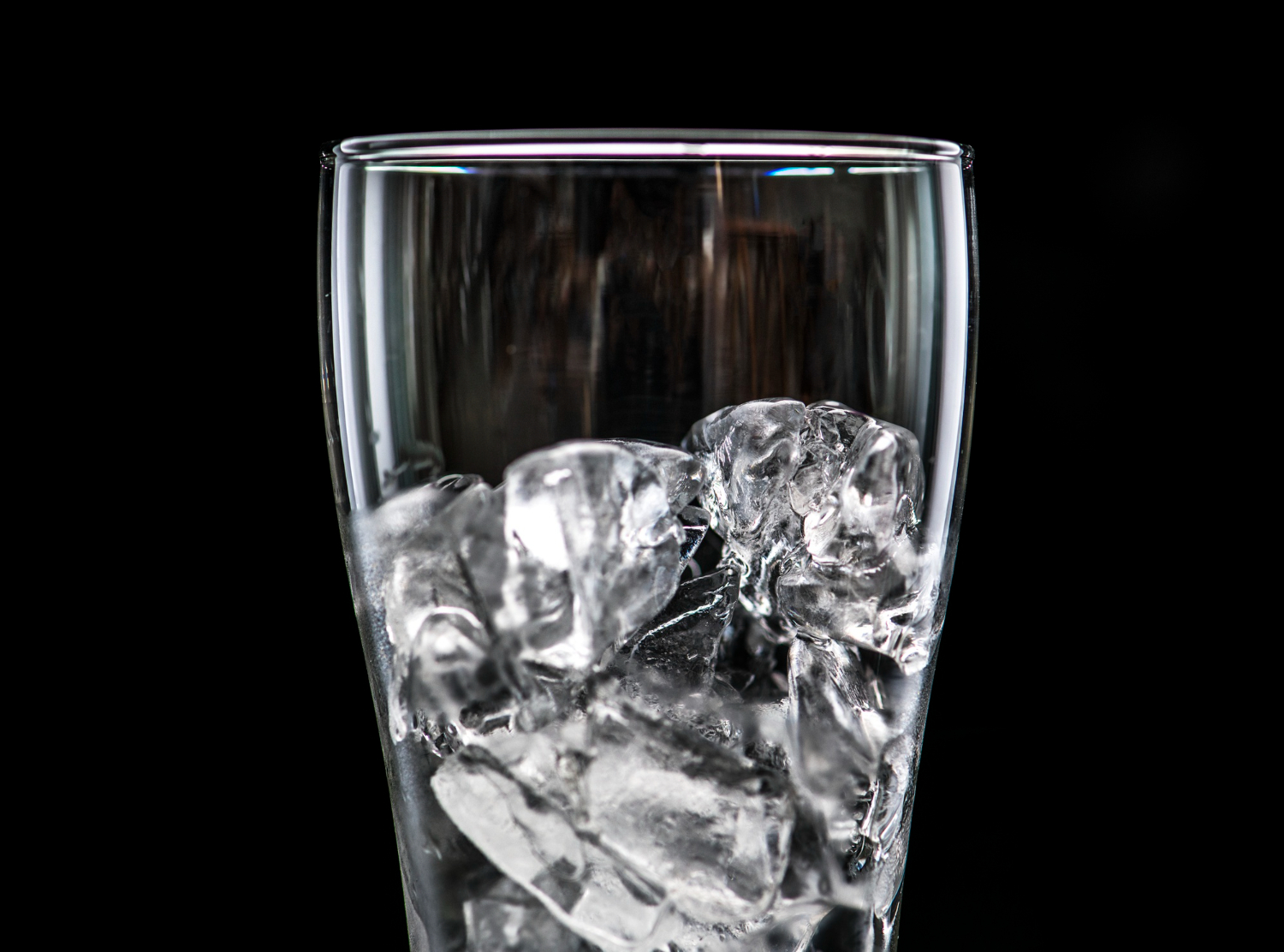 Kaip pasidaryti skaidrius ledukus namuose, kad gėrimai atrodytų kaip bare